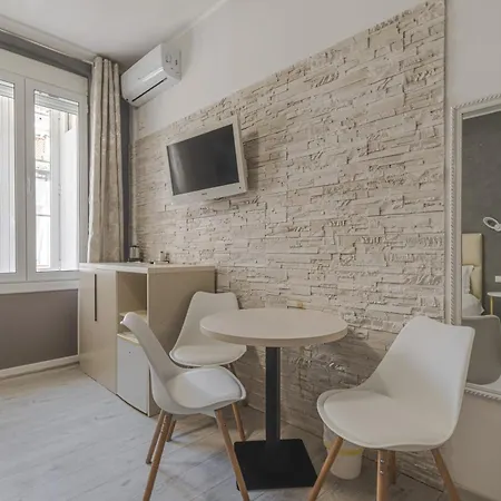 ゲストハウス Centro Rooms-camere Eleganti In Pieno Centro 3*